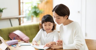 子どもの勉強後もすぐに机が片付く！ママ建築士が生み出した、収納つきダイニングテーブルに注目