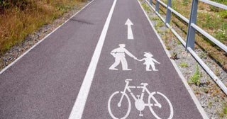 「車道を走るのは怖い」と言って「歩道」を自転車で走る60代の母。2026年4月から自転車が「走行許可の標識がない歩道」を走ると罰則に!? どんな人が対象になる？