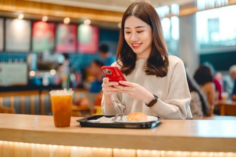 「お店で買うと高い」と、フードコートに“おにぎり持参”する友人…「ドリンクは買ったから」とのことですが、マナー違反ですよね？ 長時間の利用でなければ大丈夫でしょうか…？