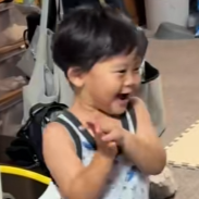 【涙のサプライズ】3歳男の子がママの誕生日に贈る最高のプレゼント「愛が深すぎる」「尊すぎて泣く」