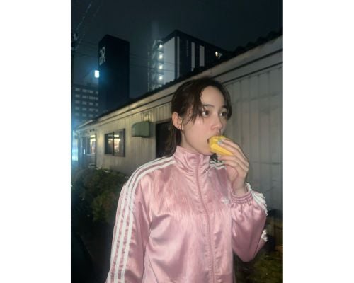  のん、ピンクコーデで夜散歩＆アイス満喫「ピンクが好き」 