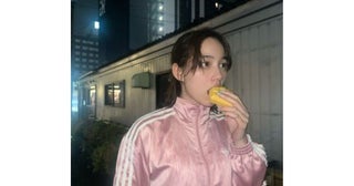  のん、ピンクコーデで夜散歩＆アイス満喫「ピンクが好き」 