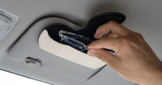 運転中の「サングラスはどこにいった？」を解決！サンバイザーに付けるだけのスマートなメガネケースで運転をもっと快適に
