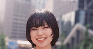 世界中から注目を集める4ピースバンド、ハク。彼女たちの音楽はなぜ懐かしくも新しいのか