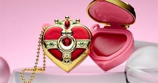 【セーラームーン】ブローチ・コンパクトの歴代変身アイテムでメイクアップ☆リップ＆チーク登場