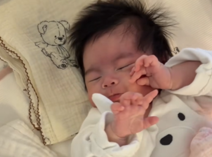 【赤ちゃんあるある】眠い…けど…ンムゥ……独特な指の動きがたまらない貴重な一瞬