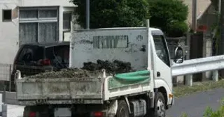 住宅地なのに“車間距離を詰めまくる”迷惑トラック。警察の目の前で煽り運転をした結果…――仰天ニュース特報