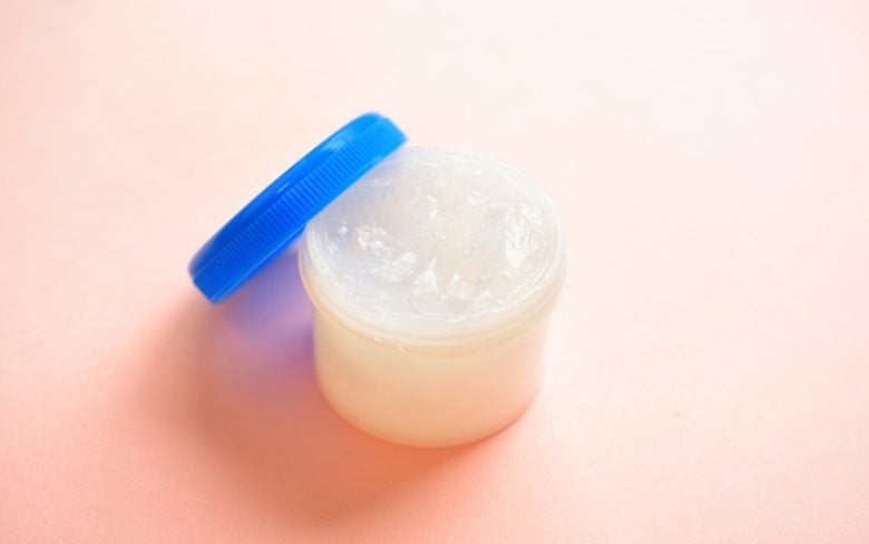 「夜はベタベタで顔がテカテカ」不安なまま眠った翌朝、洗顔中に気付いた肌の質感【医師監修】