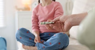 物価上昇も考えて、中学生の娘には毎月「5000円」のお小遣いを渡しています。高校生の息子から「自分が中学生の頃は3000円だったのに不公平」と言われましたが、きょうだい間でお小遣いの金額はそろえるべきなのでしょうか？