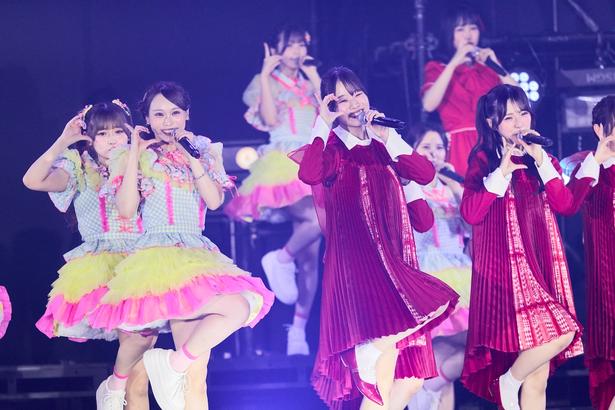 HKT48＆NGT48、衣装と楽曲を交換したパフォーマンスを拾う両グループの「交換出張公演」決定もサプライズ発表