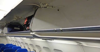 「笑えないしあり得ない」との声も…笑点レギュラーの飛行機内投稿が“炎上”した背景にある「認知度低めの機内ルール」