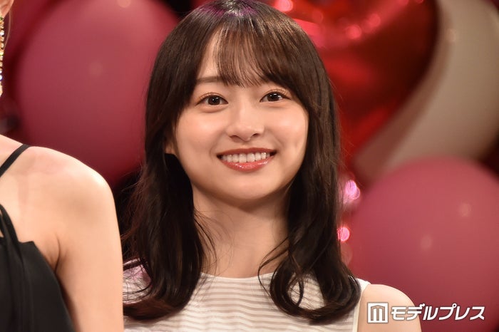 影山優佳、ワンピースから圧巻美脚輝く「スタイル抜群」「顔ほんのり赤くて可愛い」と反響