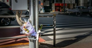 交通事故現場で見かける献花が、道路脇に置きっぱなしになっていました。一般的に「献花」を供えたあとはどのように処分すればよいのでしょうか？