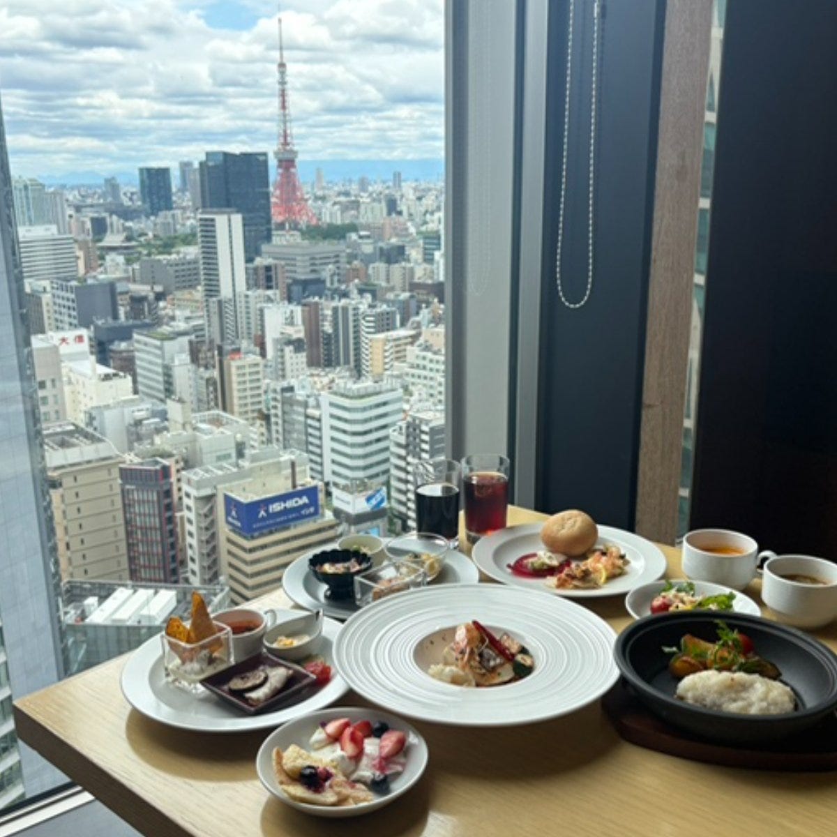 ザ ロイヤルパークホテル アイコニック 東京汐留でスパイス＆レモン香る夏ランチ。絶景と楽しむご褒美ビュッフェを編集部レポ