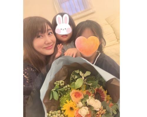  安めぐみ、娘たちとヒマワリ彩る花束囲んだ父の日ショット公開 