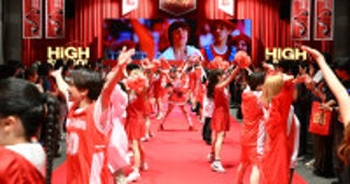 『ハイスクール・ミュージカル』大型イベント開幕！ 「みんなスター！」パフォーマンスに大盛り上がり