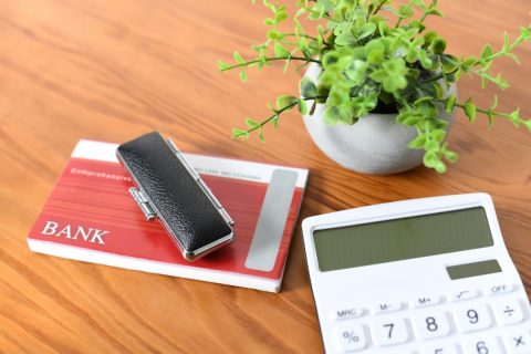 子ども名義の口座に毎年「100万円」を移しています。税理士の友人に「子どもに内緒でやってたら贈与税だよ」と言われましたが本当ですか？ 回避する方法を教えてください。