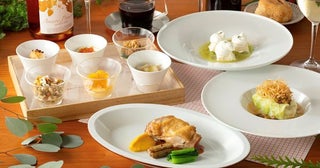 西日本鉄道が天神駅発着クリスマスディナー特別運行列車の中で冬メニューを楽しめる