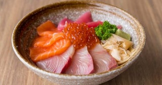 先輩が「500円のマグロ丼」を頼んだのに、後輩が「1000円の海鮮丼」はマナー違反!? アニメ『野原ひろし 昼メシの流儀』の後輩・川口に批判殺到！ 実際“先輩より高いメニュー”はNGなの？