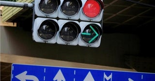 右折の青矢印信号が点灯中に“Uターン”は可能？ 判断が難しい「交通ルール」をチェック！ 