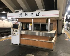 駅のホームにある蕎麦屋の“閉店ラッシュ”が止まらないワケ。元店員が明かす「衛生問題だけではない」裏事情