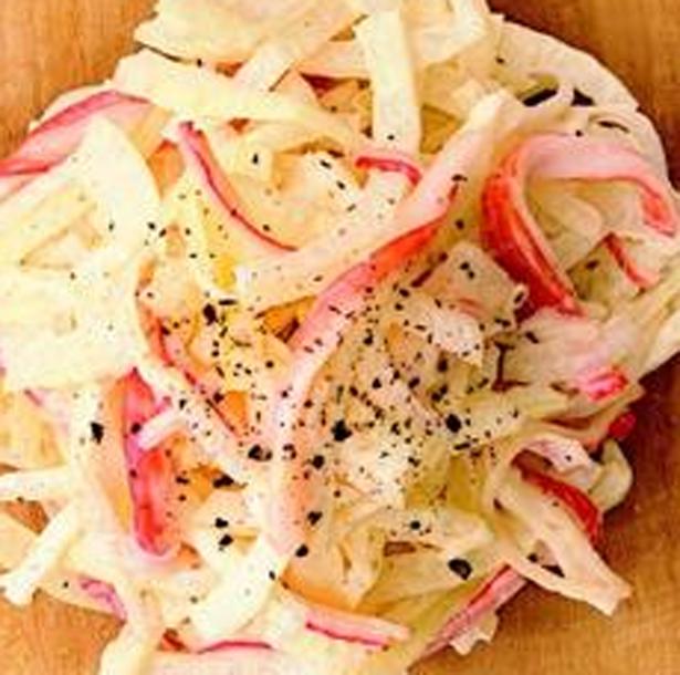 そうめんと一緒に食べたい！加熱不要で作れる「かにかまオニオン」