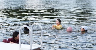 岡本綾子から“池ダイブ”に素直な疑問『池の水汚いでしょ？』西郷真央も“本音”ポロリ「匂いはけっこう…」