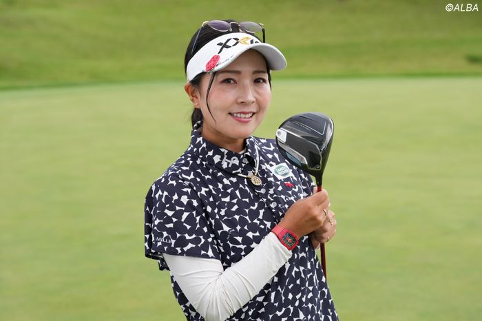 青木瀬令奈、菅沼菜々も絶賛新作とみられるマットブラック『XXIO』をツアー会場で発見！