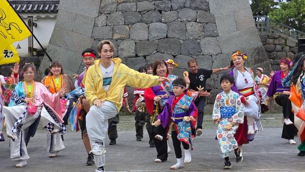 EXILE TETSUYA、小田原城でよさこい習得に挑戦シニアら50人と踊る即興イベントも＜DANCE TRAIN＞