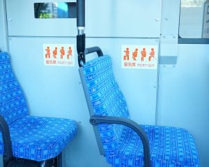 「バスの優先席に荷物を置く」外国人カップルに、怒鳴り散らす地元民。一触即発の車内を“鎮静化”させた意外な人物