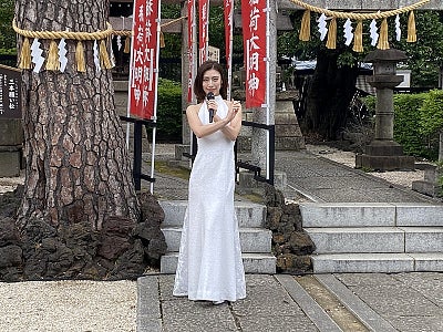 藤井香愛、白のセクシーなドレス姿がまぶしい地元・沼袋氷川神社で新曲ヒット祈願
