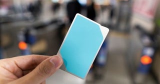 「記名式」の「Suica・PASMO」が「販売再開」したそうですが「スマホタイプ」とどのような「違い」があるのでしょうか？