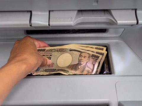銀行で振り込もうとしたら、手数料が「990円」もかかりました……！ これって普通なのでしょうか？安く振り込む方法はあるのでしょうか？