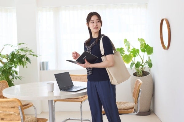 梅雨の大人通勤コーデ。湿気にも冷房にも負けないアイテムを紹介