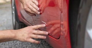 スーパーの駐車場で隣の車のドアにぶつかり、小さな傷がついてしまった…！ 相手は「これくらいなら大丈夫ですよ」と帰ってしまったのですが、あとからトラブルになることはありますか？