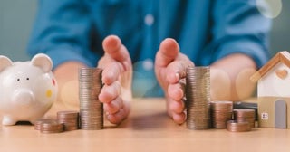 「1億円」の遺産がある父が死亡。母親と子ども4人で相続すると、税金はどうなる？