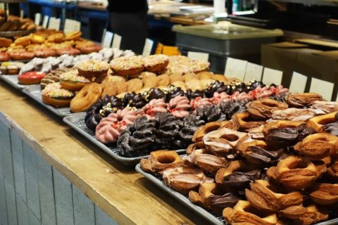 ミスド運営会社「ダスキン」は“清掃用品”の会社なのに、なぜ「ドーナツ店」を運営している？ 創業者が“日本でのフランチャイズ権”のために、巨額の投資をした「ドーナツへの想い」とは