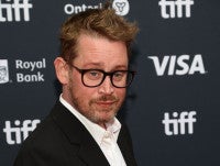 大人になったケビン！マコーレー・カルキンが『ホーム・アローン』風CMに出演高齢のママを心配