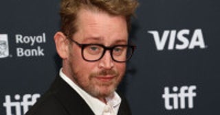 大人になったケビン！マコーレー・カルキンが『ホーム・アローン』風CMに出演高齢のママを心配