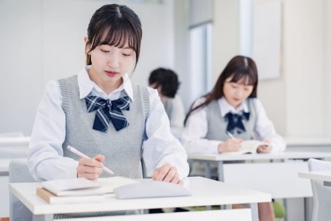 「無償化だから」と、娘を“私立高校”に通わせ後悔…「年収600万円」のわが家は“公立に進学すべき”だった!?「年50万円も払えません…」無償化対象外の費用とは
