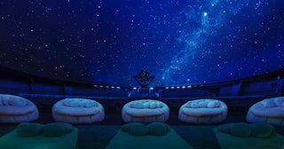 「コニカミノルタプラネタリウム満天 in Sunshine City」のプラネタリウムが奏でる壮麗な星々の物語。特等席で寝そべって鑑賞
