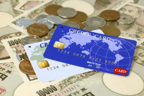 友人に「クレカの年会費1万円は高すぎ」と言われました。「海外旅行」に1回も行く予定が無いなら「ゴールドカード」はもったいないでしょうか？