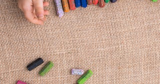 子どもわくわく！ 短くなったクレヨンを型に入れて電子レンジへ…マーブルクレヨンで観察力も養える！