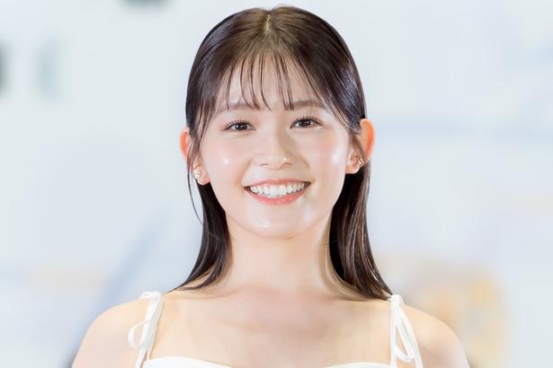 頬寄せの“夜パフェ締め”が尊い…久間田琳加、“美肩”のフリル姿に「直視できません、眩しすぎて」の声
