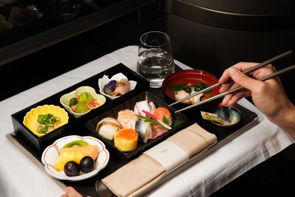 スターラックス航空、7月から新機内食サービス「千房」のお好み焼きや手まり寿司