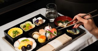 スターラックス航空、7月から新機内食サービス「千房」のお好み焼きや手まり寿司