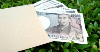 通勤中「10万円入りの財布」を拾って“交番”に届けたら、妻は「1万円くらいもらえたのに…」とのこと。個人情報なので“報労金”は断ったのですが、実際いくらもらえたのでしょうか…？