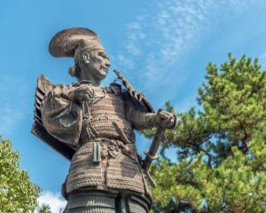 『豊臣兄弟！』「秀吉が信長の草履を温めた」は作り話？信長の意外なやさしい一面とは