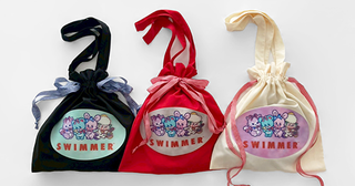 「SWIMMER」ファン必見！キャラクターが動いたり飛び出したりする、3D巾着トートがかわいすぎる