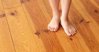 床暖房は「付けっぱなしが得」と聞きましたが、母に「火事とか大丈夫？」と聞かれ心配です…“数時間の外出”でも消すべきでしょうか？「電気代・注意点」を確認